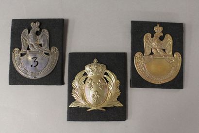 null LOT DE 3 CUIVRERIES décoratives dont une plaque style modèle 1812 du 3e régiment...