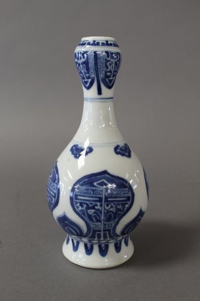 null CHINE Moderne - PETIT VASE BULBE en porcelaine blanc-bleu à décor de motifs...