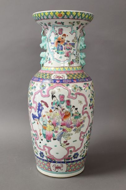 null CHINE - VASE de forme balustre moderne en porcelaine et émaux type Famille Rose...