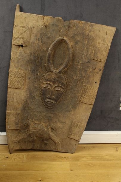 null BAOULE CÔTE D'IVOIRE - Porte de case décorée d'un masque cornu, d'un crocodile...