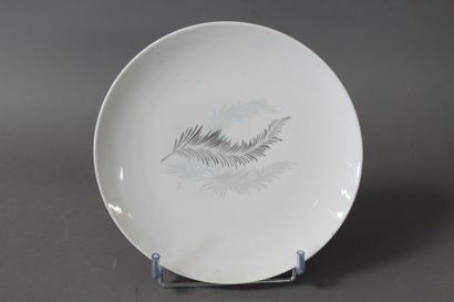 null RAYNAUD LIMOGES - SERVICE DE TABLE Circa 1960 en porcelaine blanche comprenant...