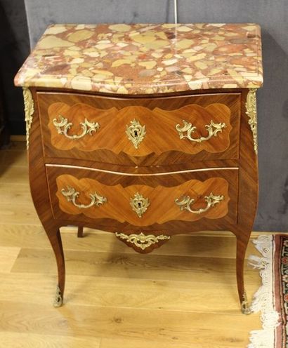 null PETITE COMMODE D'ENTRE-DEUX Moderne de Style Louis XV en bois de placage

Deux...