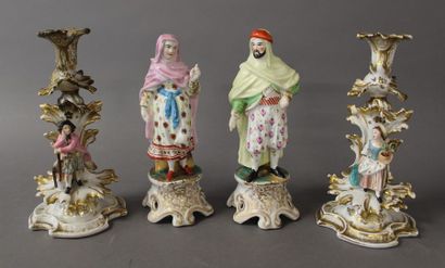 null PAIRE DE STATUETTES ET PAIRE DE BOUGEOIRS d'Epoque Napoléon III en porcelaine...