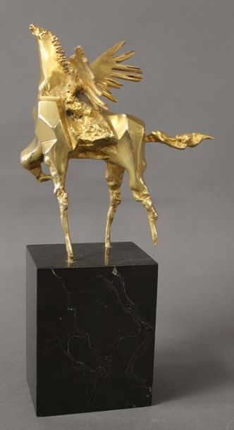 null SCULPTURE moderne en bronze doré représentant Pégase

Contresocle en marbre...
