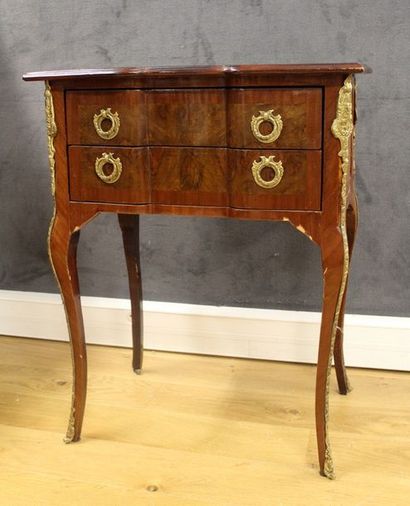 null TABLE À ÉCRIRE en forme de commode d'entre-deux de Style Louis XV du XXème Siècle...