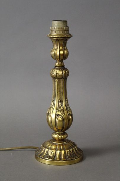 null PIED DE LAMPE Moderne en bronze doré à décor de bougeoir de Style XVIIIème Siècle

H....