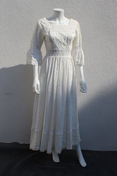 null ANONYME, origines Mexicaines Circa 1965/1968

Robe en coton et dentelle