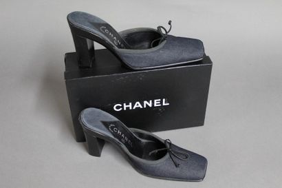 null 3/ CHANEL

Paire de mules en denim, bouts carrés, empeignes surmotnées d'un...