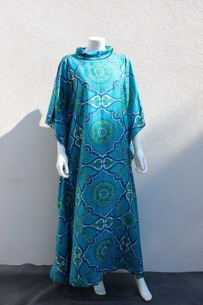 null DIOR Colifichets circa 1967/1970

Robe longue en soie imprimée d'un motif végétal...