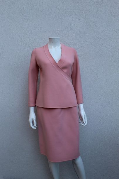 null VALENTINO Couture circa 1960

Ensemble en lainage rose composé d'une veste d'inspiration...