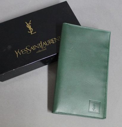 null Yves SAINT LAURENT

Portefeuille vertical en veau vert sapin, intérieur faisant...