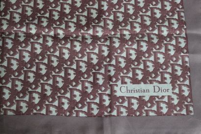null Christian DIOR

Foulard en soie imprimée Dior oblique ivoire, bois de rose,...