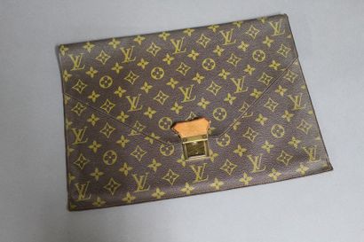 null Louis VUITTON

Enveloppe à courrier en toile Monogram, fermoir clip en métal...