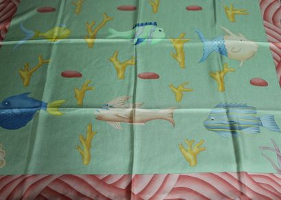 null BULGARI

Foulard en soie imprimée à décor de poissons sur fond vert, marge rose,...