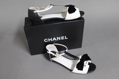 null CHANEL

Paire de sandales en cuir agneau bicolore blanc, noir, empeignes col...