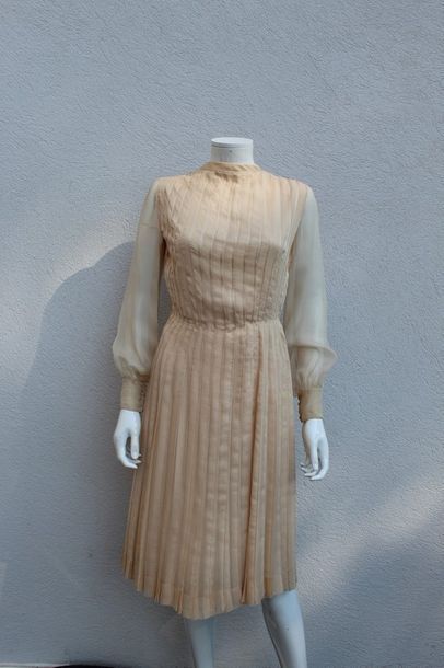 null CHANEL Haute Couture n°51158 circa 1970

Robe en crêpe rose pâle soulignée de...
