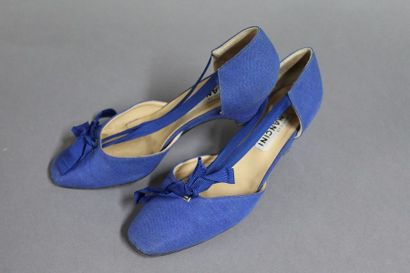 null MANCINI Boutique

Paire d'escarpins ouverts en lin bleu, brides lien à la couleur,...