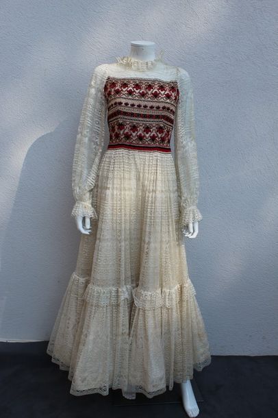 null CHANEL Haute Couture Printemps/Eté 1977 n°54055

Magnifique robe longue en dentelle...