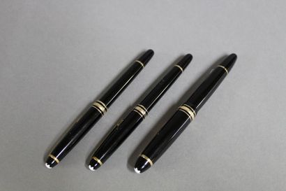 null MONTBLANC

Lot composé de trois stylos-plume en résine noire, plumes en or jaune...