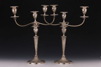 null PAIRE DE CANDELABRES à trois lumières transformables en bougeoirs en métal argenté...