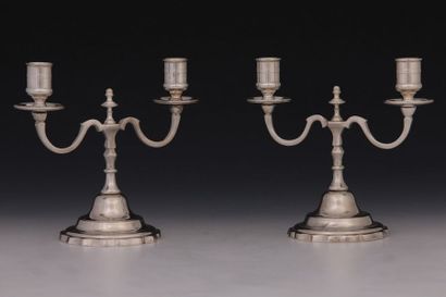 null PAIRE DE BOUTS DE TABLE à 2 lumières en métal argenté de Style Louis XIV par...