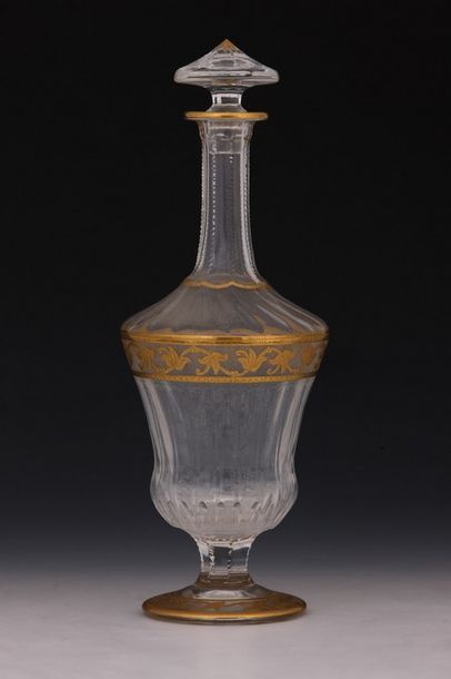 null SAINT-LOUIS MODELE CALLOT (Créé en 1925) - CARAFE ET SON BOUCHON en cristal...