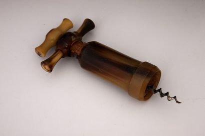 null TIRE-BOUCHON en corne du Début du XXème Siècle 

H. 12,5 cm 

BE
