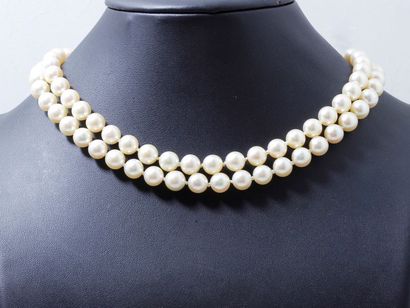 null Collier composé de 2 rangs de perles de culture d'environ 8 à 8.4 mm. Il est...