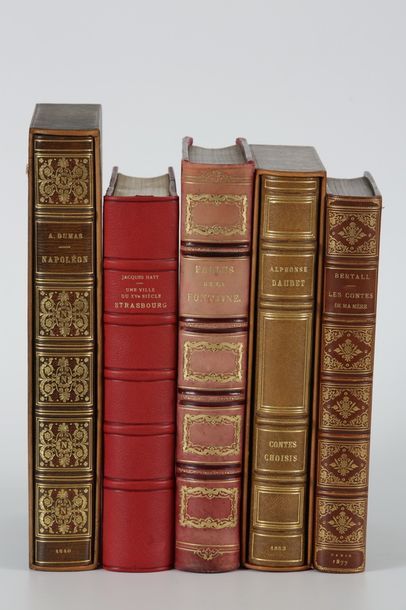 null Lot de 5 volumes :

a) DUMAS. Napoléon. Delloye, 1840, in-4 (28 x 17 cm.), d-maroquin...