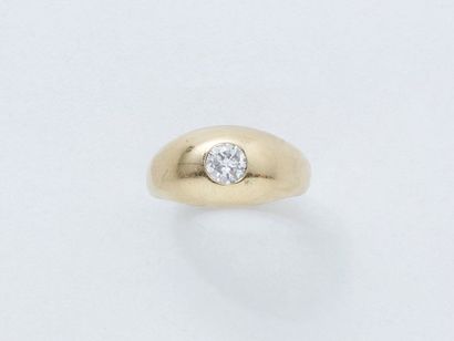 null Bague jonc en or 750 millièmes, ornée d'un diamant brillanté en serti clos....