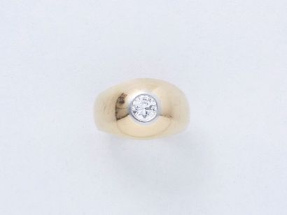 null Bague jonc en or 750 millièmes ornée d'un diamant brillanté en serti clos platine...