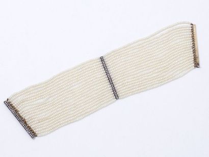 null Bracelet manchette composé de 19 rangs de perles de semence agrémenté de barrettes...