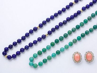 null Ensemble composé de 2 colliers composés d'un rang de perles de lapis-lazuli...