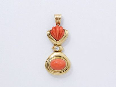 null Pendentif articulé en or 750 millièmes, orné d'un cabochon et d'un motif coquille...