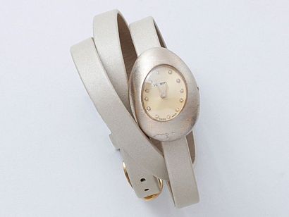 null H.STERN

Montre bracelet de femme en acier légèrement doré satiné, de forme...