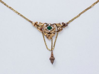 null Collier en or 750 millièmes estampé, décoré d'une émeraude en serti griffe encadrée...