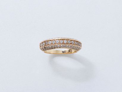 null Bague jonc en or 750 millièmes, décorée d'un pavage de diamants brillantés en...