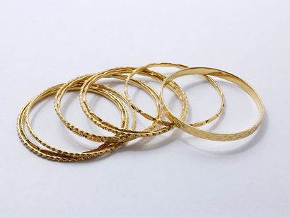 null Ensemble en or 750 millièmes composé de 9 bracelets jonc stylisés. 

Poids brut:...