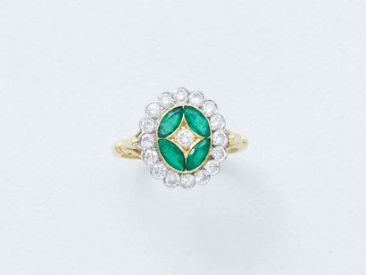 null Petite bague de jeune fille en or 750 millièmes décorée d'émeraudes et de diamants...