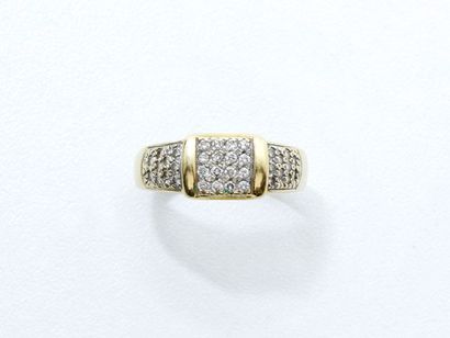null Bague en or 750 millièmes, décorée de 3 motifs habillés d'un pavage de diamants...