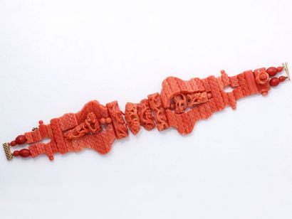 null Bracelet articulé habillé de motifs en corail sculpté à décor de pampre de vigne....