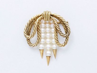 null Élégante broche nœud en or 750 millièmes décorée de 3 chutes de perles de culture...