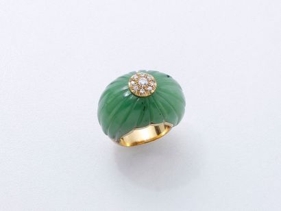 null Bague dôme en or 750 millièmes, le corps en jade néphrite ''côte de melon''...