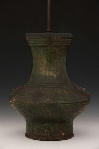 null CHINE Dynastie Ming (1368-1644)

VASE de forme archaïque en grès vernissé vert...