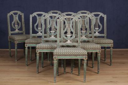 null SUITE DE NEUF CHAISES 

Style Louis XVI

Bois laqué crème et vert

Dossier ajouré...