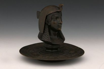 null ENCRIER 

Fin du XIXe Siècle

Bronze à patine brune

Décor de buste de femme...
