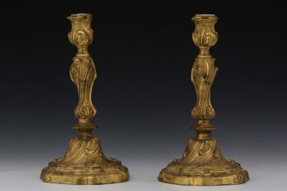 null PAIRE DE FLAMBEAUX Style Louis XV - XIXème Siècle

Bronze doré

Décor Rocaille

(usures...