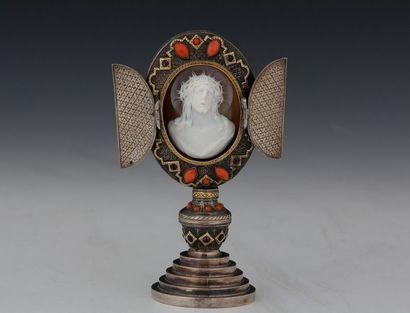 null MONSTRANCE DE VOYAGE de goût Renaissance

Italie Circa 1935

Argent, vermeil,...