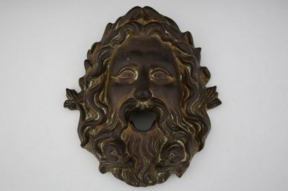 null CRACHOIR DE FONTAINE (?) en forme de mascaron d'homme barbu 

Style Louis XIV...