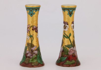 null Paul MILLET (1870-1950) à SÈVRES

PAIRE DE VASES Art Nouveau

Céramique émaillée...